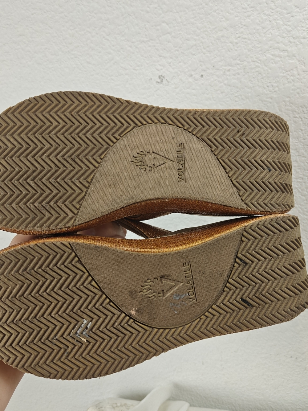 Volatile Bahama Wedge Sandals Women's Size 9 Tan Woven Comfort Thong Shoes - Picture 10 of 11